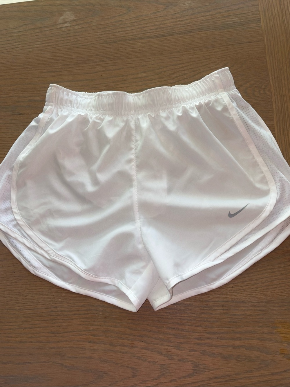 NIKE WOMENS WHITE RUNNING SHORTS NWT — XS